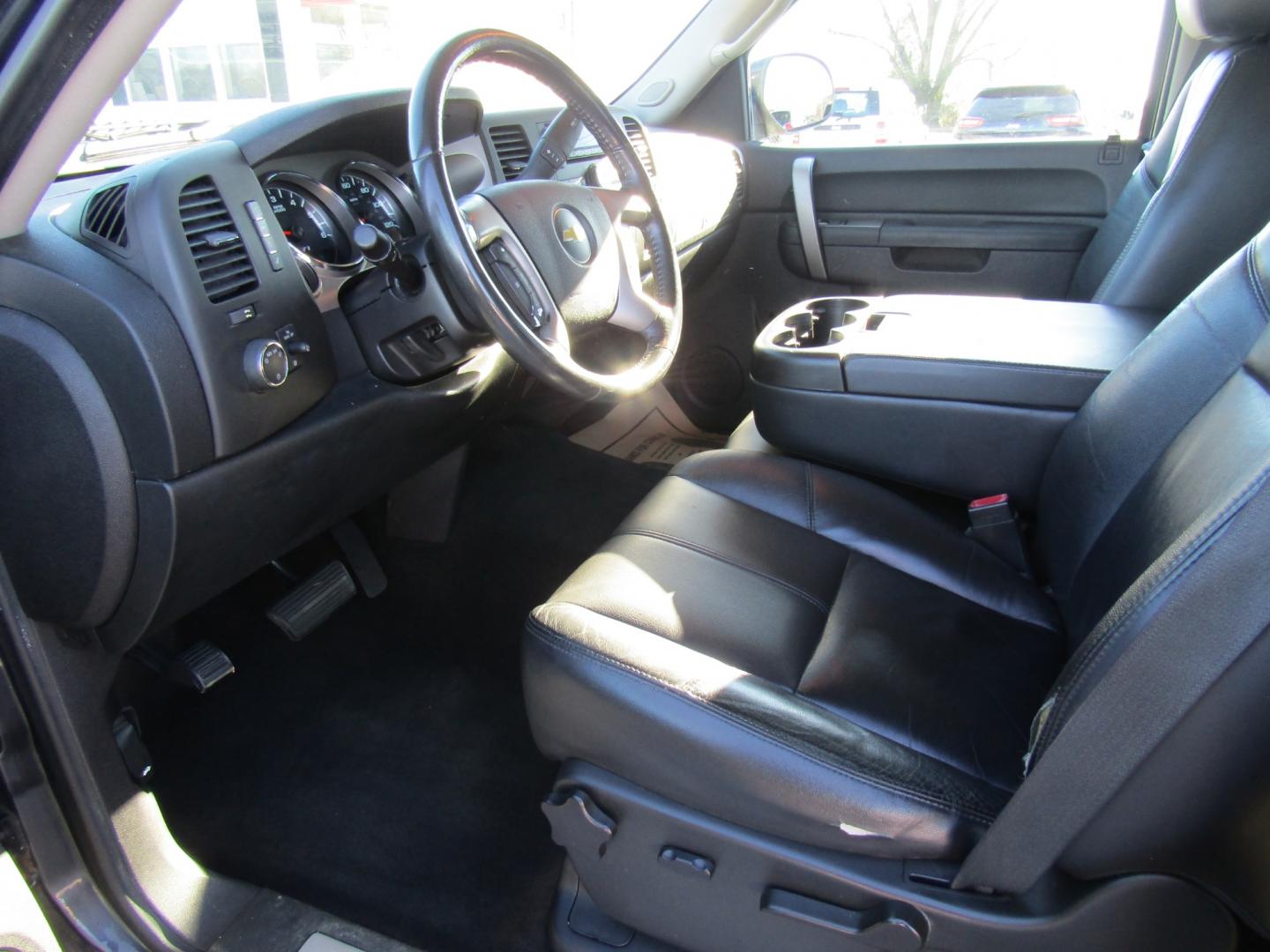 2011 Gray /Gray Chevrolet Silverado 1500 LT Crew Cab 4WD (3GCPKSE32BG) with an 5.3L V8 OHV 16V FFV engine, Automatic transmission, located at 15016 S Hwy 231, Midland City, AL, 36350, (334) 983-3001, 31.306210, -85.495277 - Photo#3